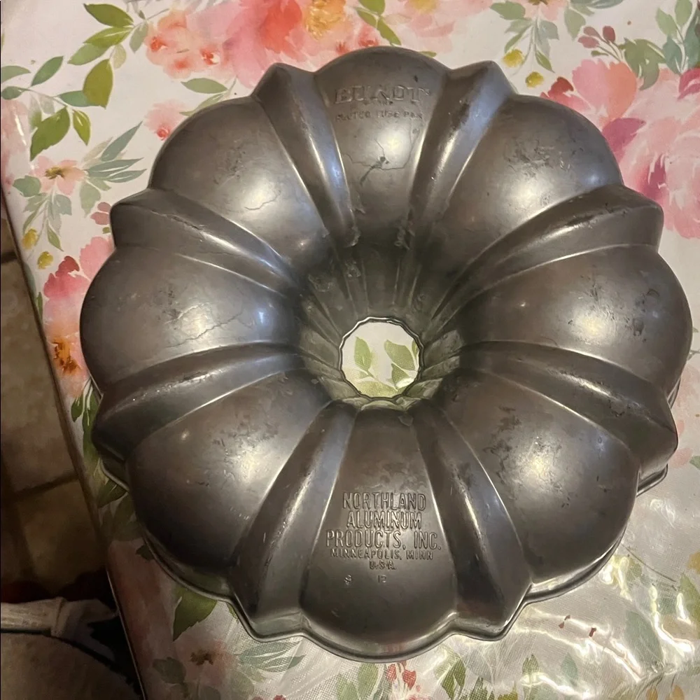 Vintage Northland Bundt Pan Fluted Cake Mold Heavy Duty Aluminum Bakeware USA